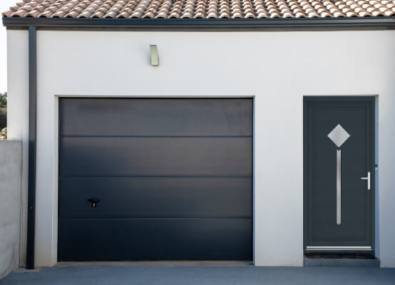 Porte de service Bruges anthracite sur façade de maison