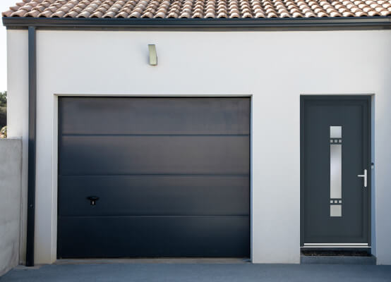 Porte de service Furnes anthracite sur façade extérieure