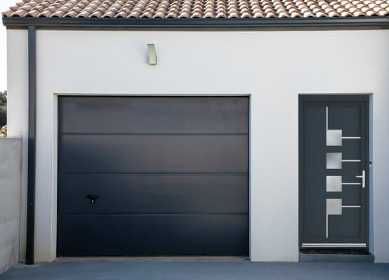 Porte de service Ninove anthracite sur façade extérieure de la maison