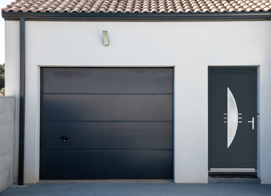 Porte de service Turnhout anthracite sur façade extérieure de la maison