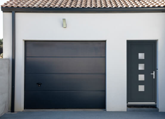 Porte de service Zaventem anthracite sur façade maison