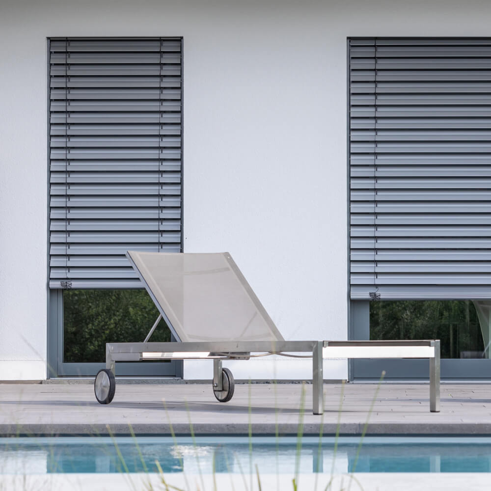 Brise-soleil orientables intégrés sur façade extérieure