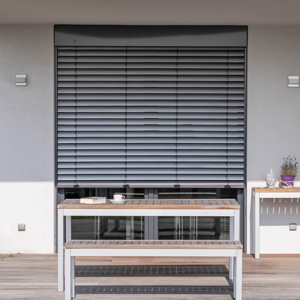 Vue extérieure brise-soleil orientable extérieur complet