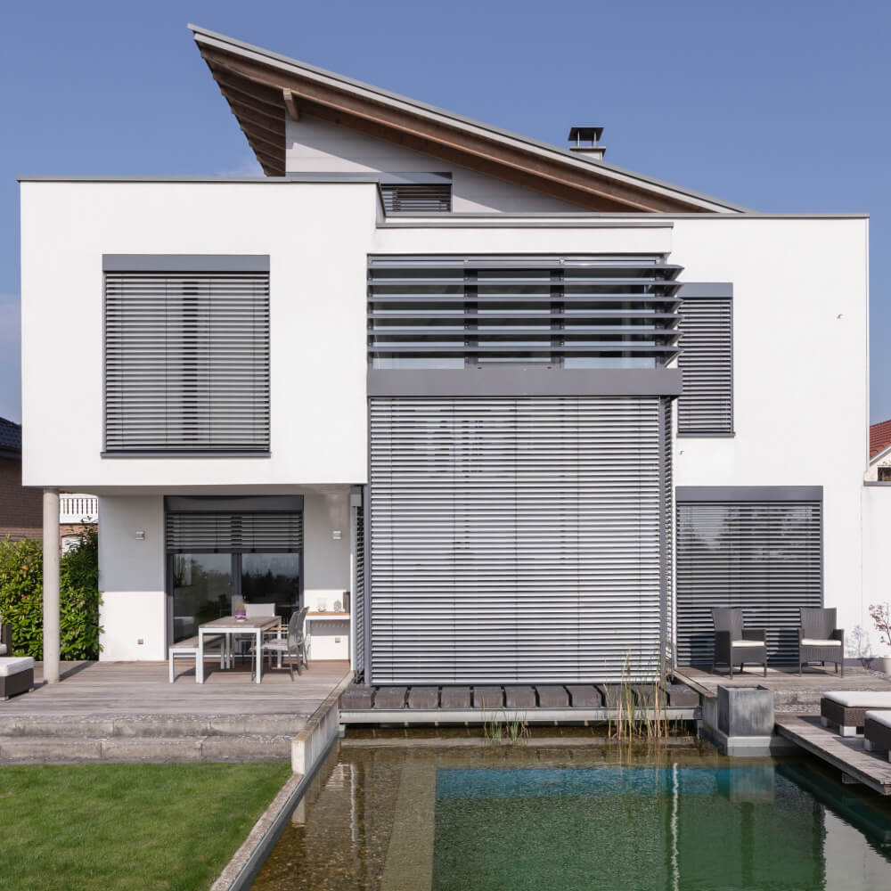 Plusieurs tailles de brise-soleil orientable complet sur façade