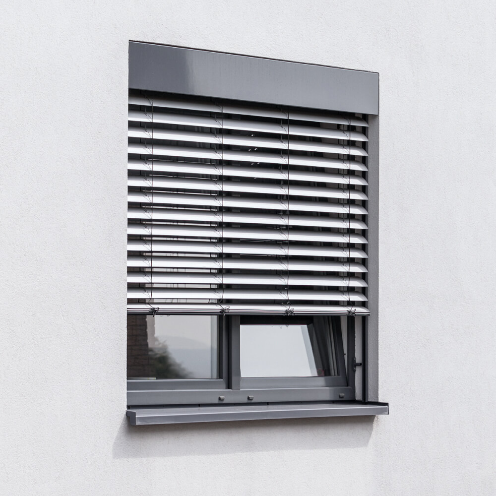 Brise-soleil orientable (BSO) sur fenêtre