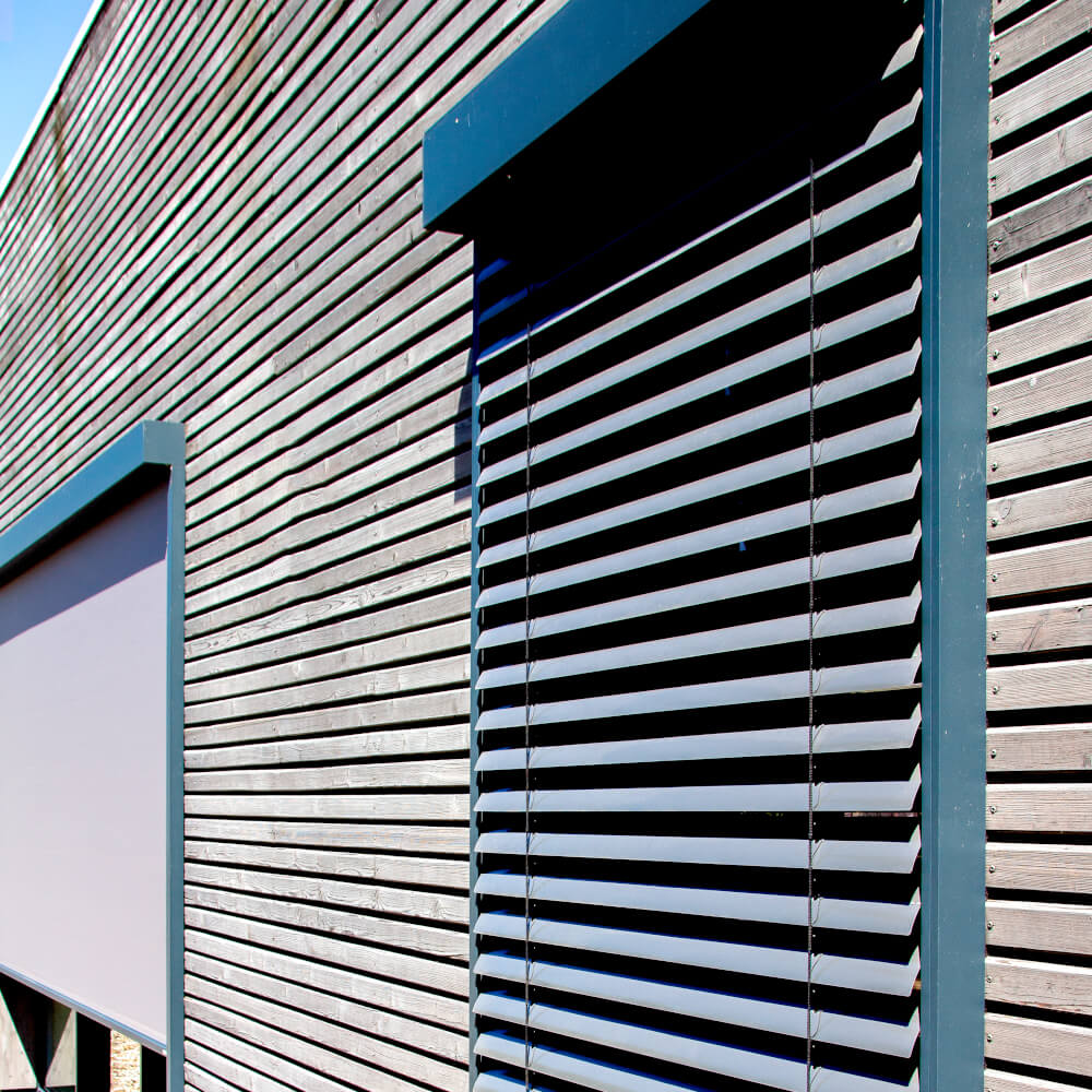 Façade avec brise-soleil orientable