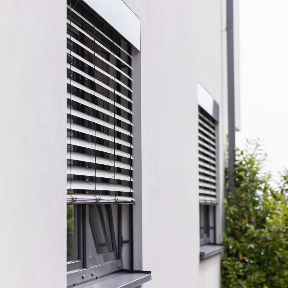 Façade avec deux brise-soleil orientables extérieurs