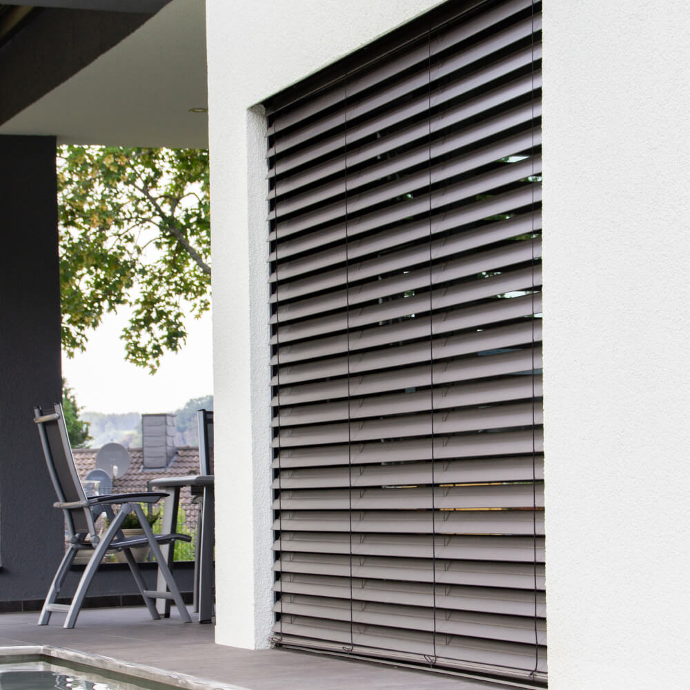 Façade extérieure avec brise-soleil orientable premium
