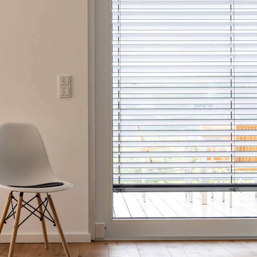 Vue intérieure du brise-soleil orientable intégré Premium