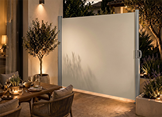 Brise-vue rétractable beige de nuit avec éclairage