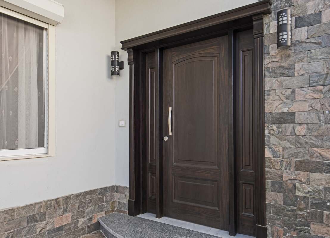 Porte d'entrée classique en bois