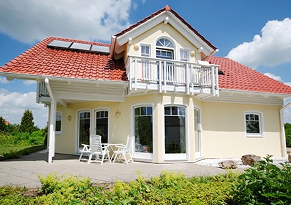 Maison avec de différents modèles de fenêtres