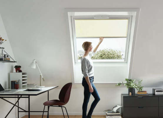 Fenêtre de toit avec store intérieur