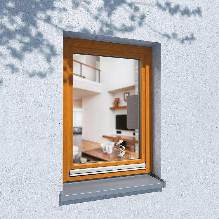 Fenêtre bois Classique vue de l'extérieur avec protection anti-pluie