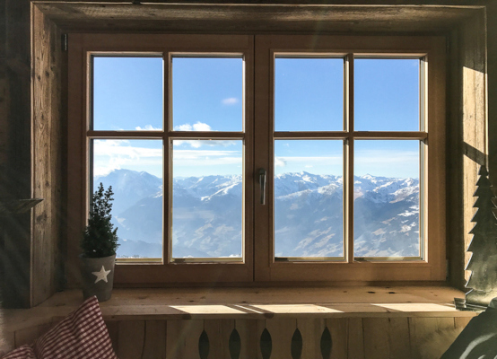 Fenêtre en bois deux vantaux en montagne