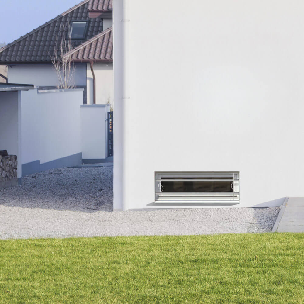 Grille de défense 900 x 300 mm sur façade