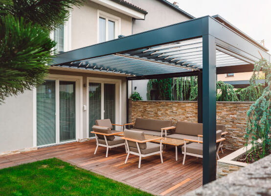 Pergola en aluminium dans un jardin