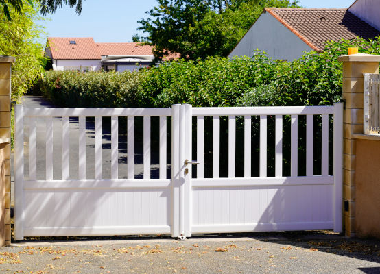 portail battant blanc