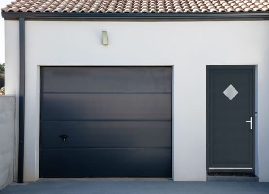 Porte de service bruges anthracite sur façade