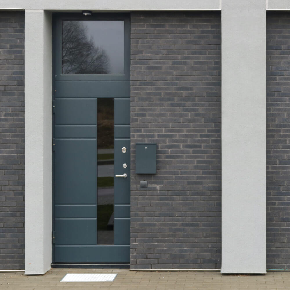 Porte de service vitrée grise vue sur façade