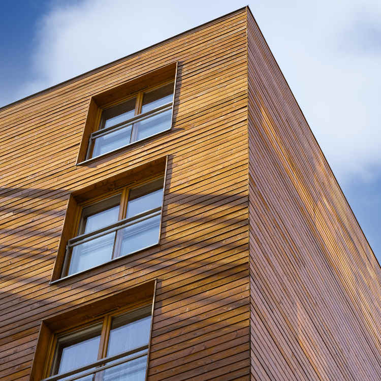 extérieur avec des portes-fenêtres en bois