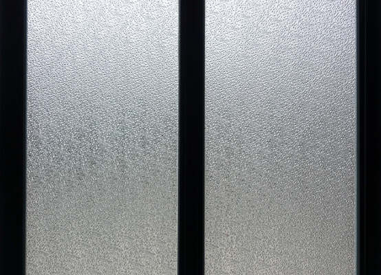 porte-fenêtre avec verre structuré