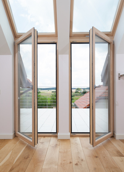 Porte-fenêtre en bois