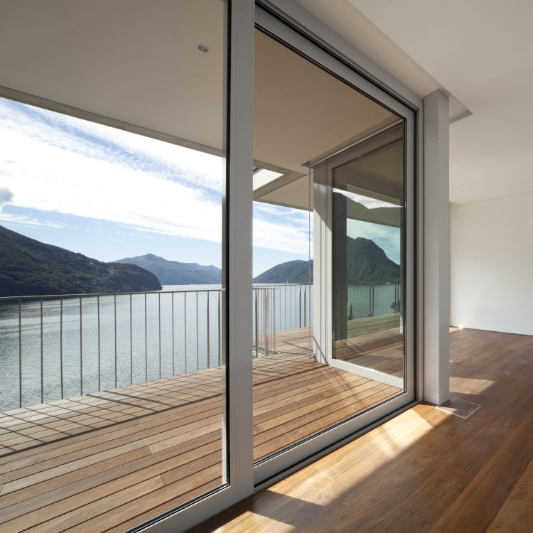 Porte-fenêtre coulissante en PVC-Alu