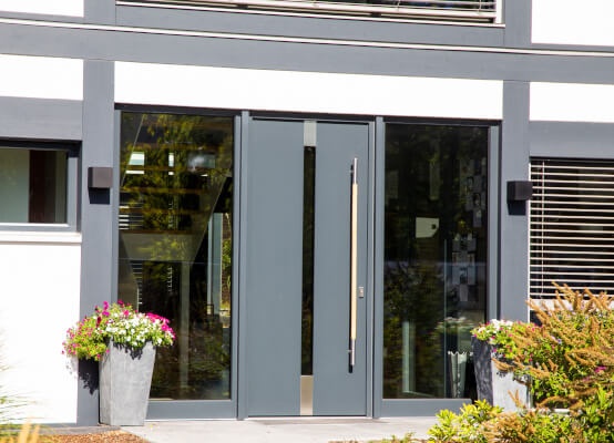 Porte d'entrée vitrée en aluminium