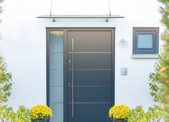 Porte d'entrée alu avec poignée extérieure acier