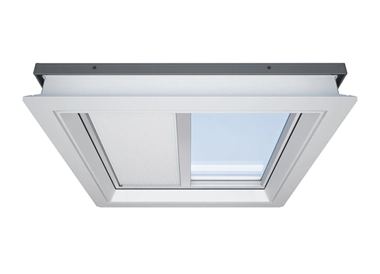 Puits de lumière store blanc ouvert