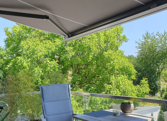 balcon d'appartement avec store banne