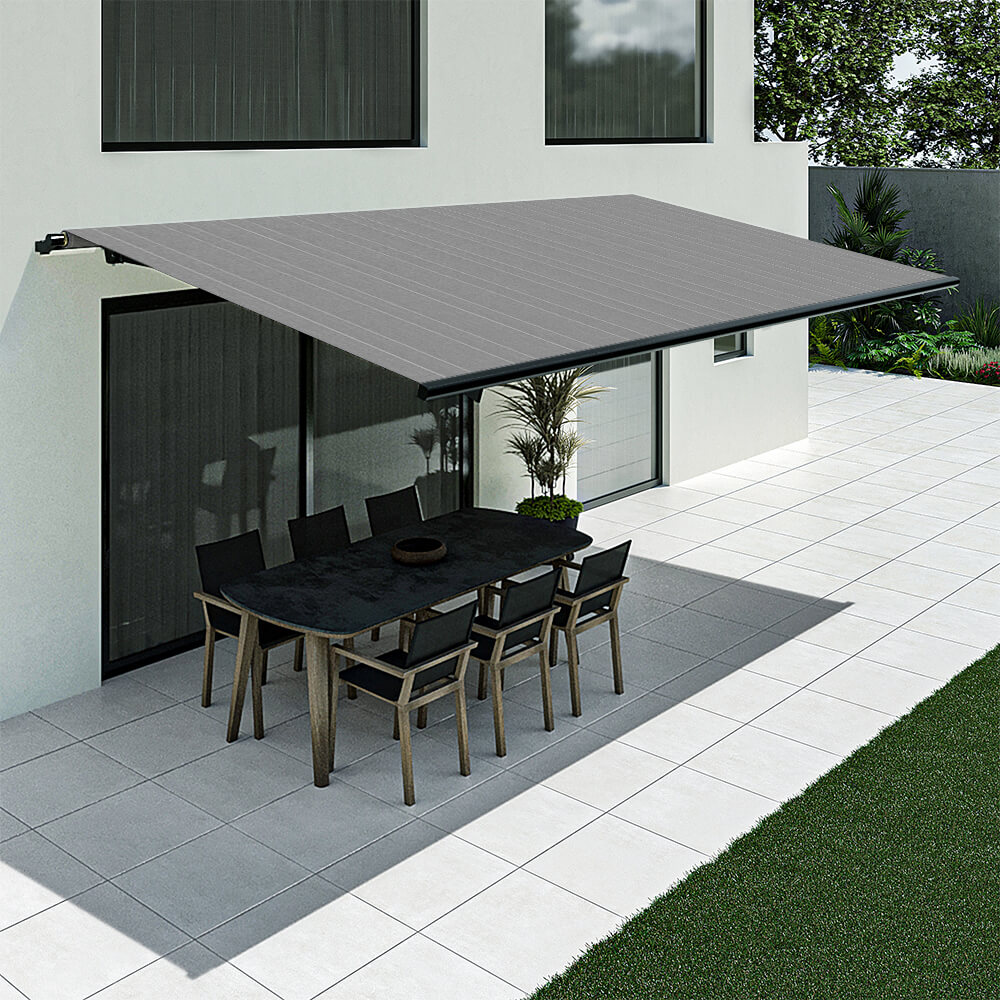 Terrasse avec store banne gris foncé avec fines rayure