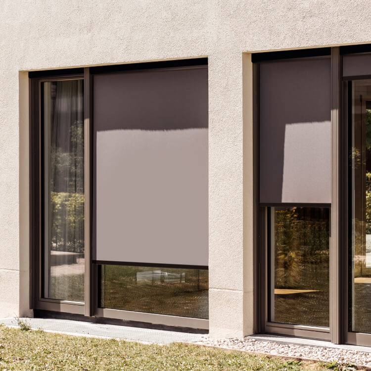Store enrouleur extérieur rectangulaire 45° sur façade extérieure