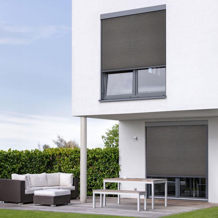 Store enrouleur extérieur rectangulaire 90° installé sur façade