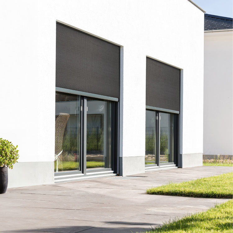 Store enrouleur extérieur installé sur façade extérieure