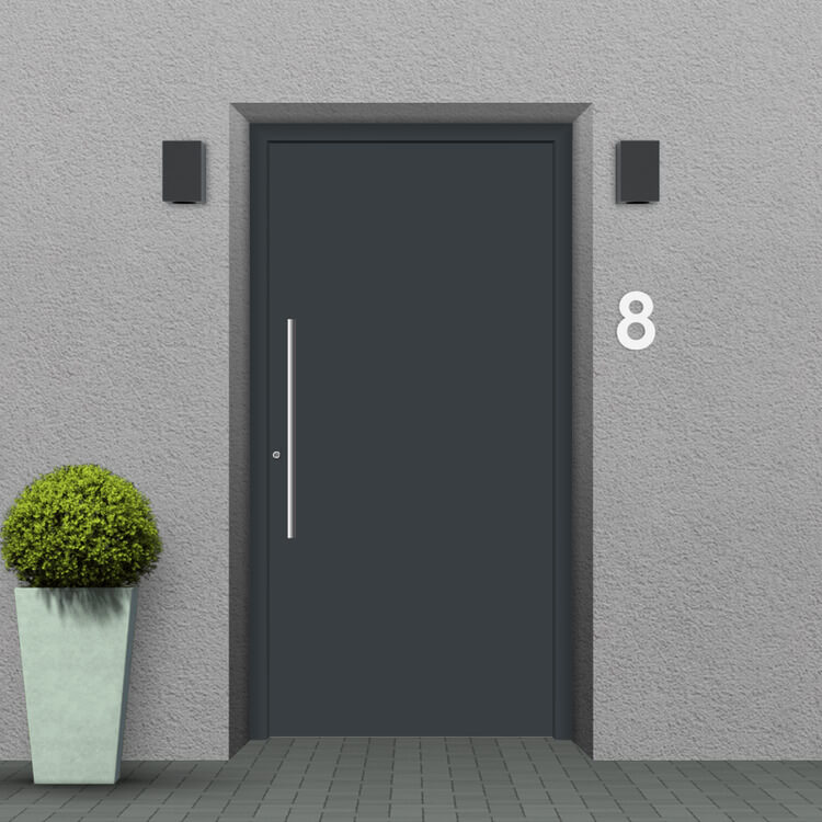 Porte d'entrée gris anthracite sur façade