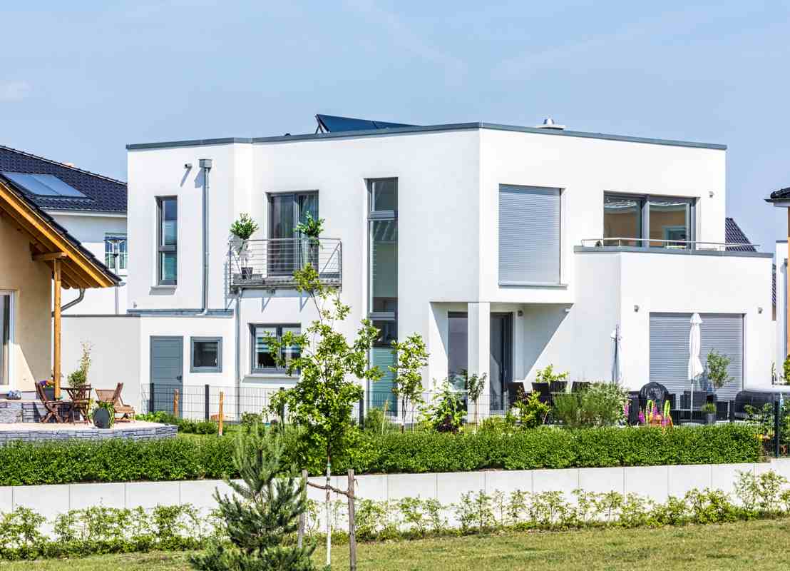 Façade avec volets roulants PVC blancs et caissons rouges