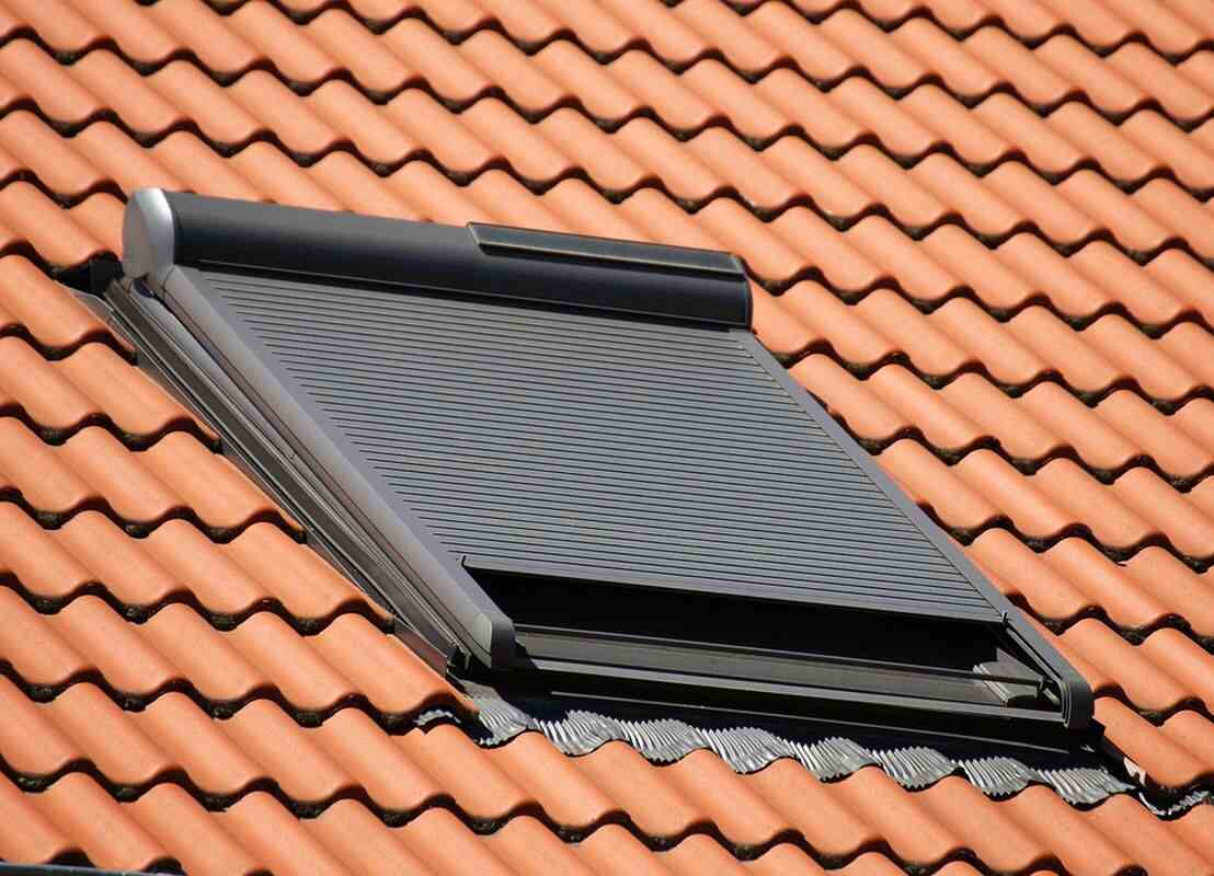 Volet roulant solaire pour fenêtre de toit