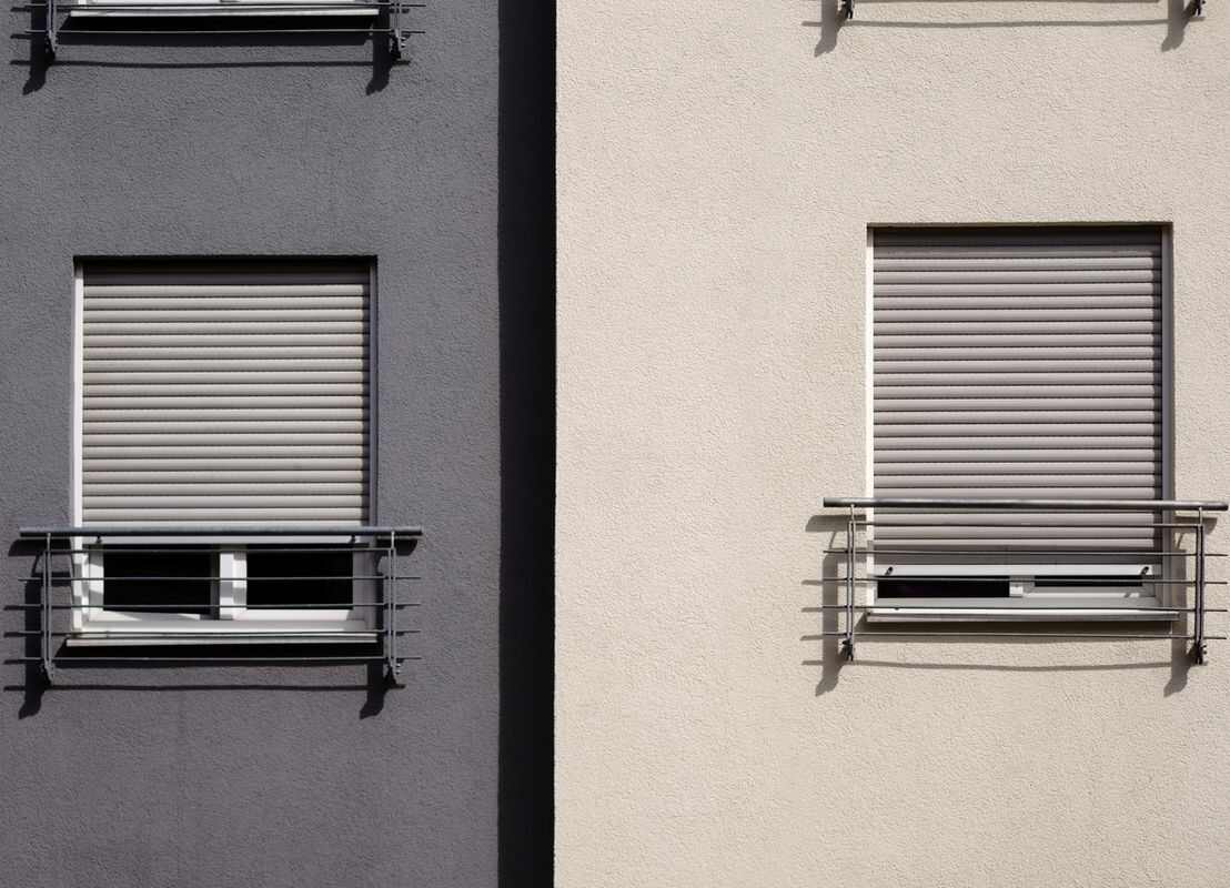 Façade avec volets roulants encastrés