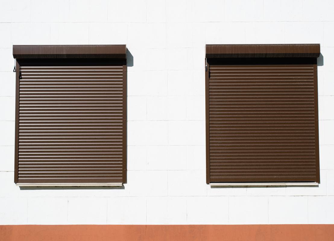 Façade avec volets roulants marrons en saillie