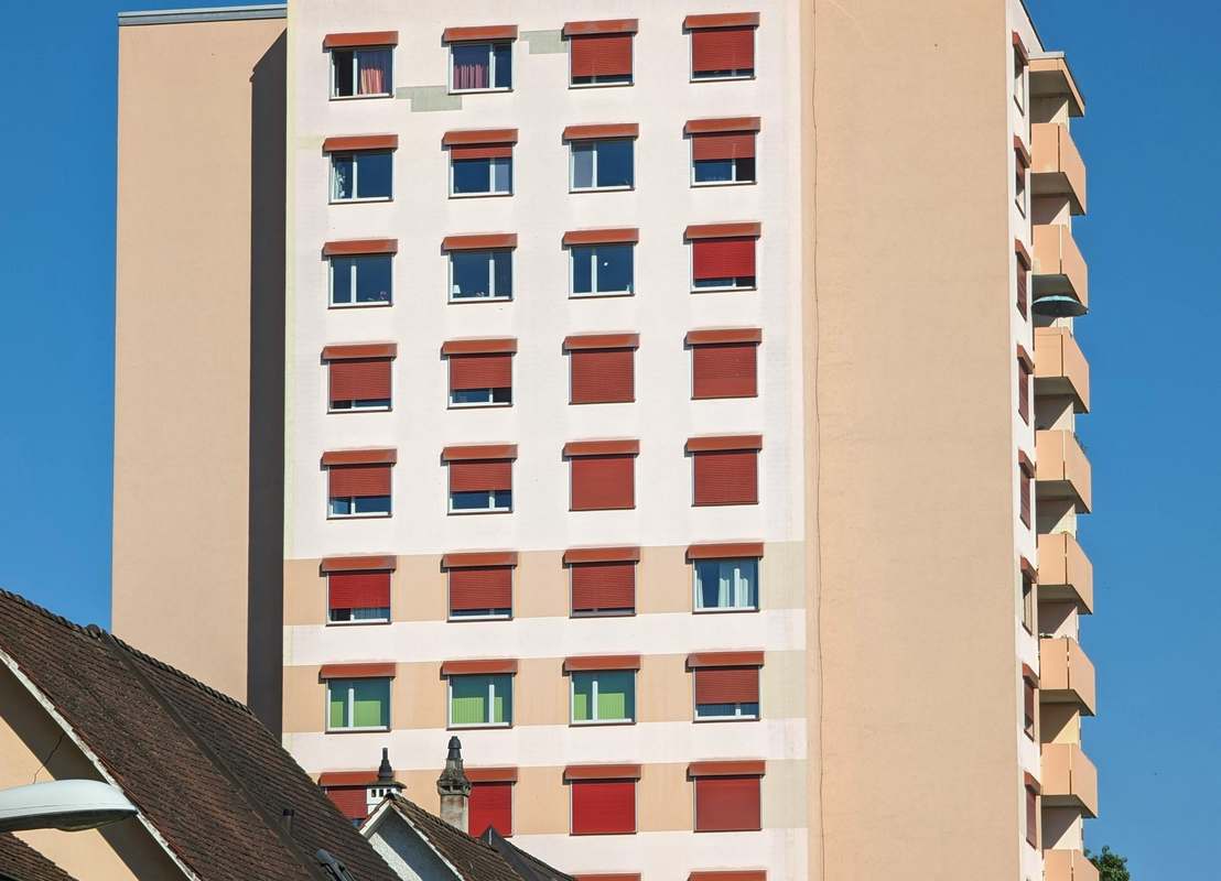 Volets roulants rouges avec caisson rond