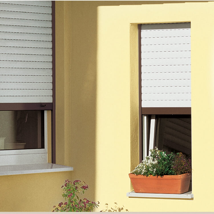 Façade avec volet roulant extérieur 