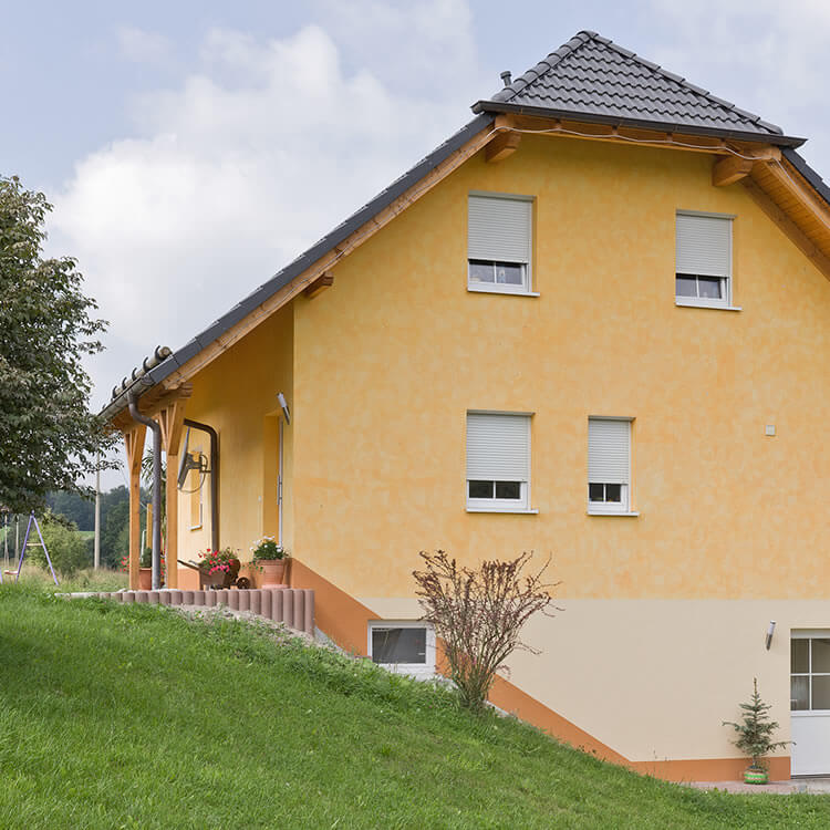 Maison avec volet roulant extérieur sous enduit 
