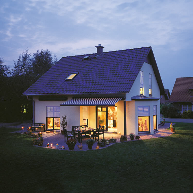 Façade de maison avec volet roulant extérieur sous enduit