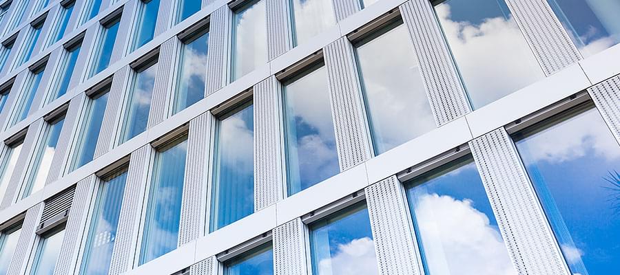 Façade avec un vitrage éléctrochrome