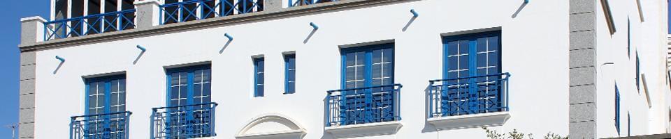 Fenêtres allégées bleues à croisillons blancs