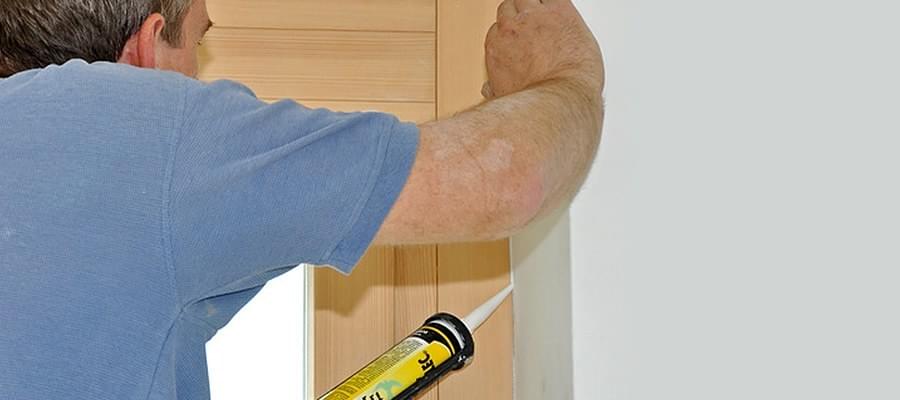 Joint d'une fenêtre en bois avec silicone