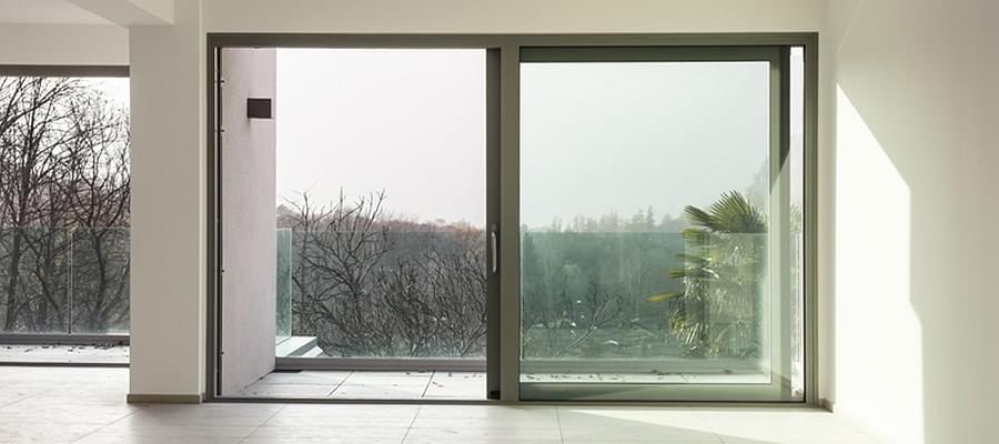 Largeur d'une porte-fenêtre épaisse en aluminium