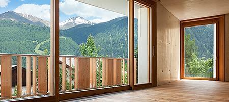 Maison alpine avec portes coulissantes en bois
